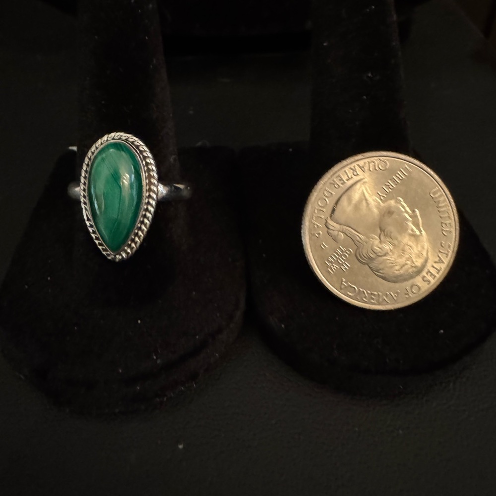 Elegant Green Malachite and Sterling Silver Ring - Picture 4 of 4